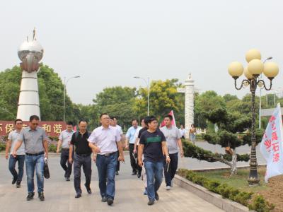 迈步战略合作：龙湖地产考察新金宝官方网站入口工业园